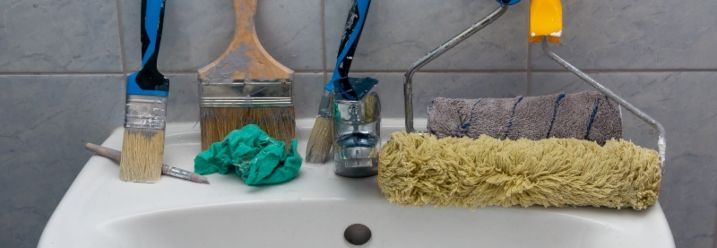 Pinsel zum trocknen auf dem Waschbecken aufgestellt